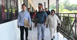 Wamendagri Ribka Haluk mendampingi Wakil Presiden Gibran Rakabuming Raka dalam kunjungan kerja ke Distrik Ransiki, Kabupaten Manokwari Selatan, Papua Barat, Sabtu, 20 Juni 2026. (Sumber: Dok. Kemendagri)