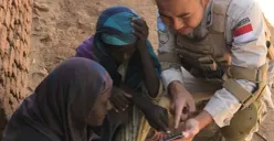 Ipda Mohamad Irfan Fauzi saat mengajar anak-anak membaca Al-Qur'an di sela-sela misi perdamaian PBB di Sudan. (Sumber: Istimewa)