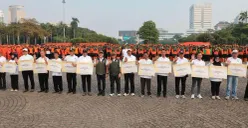 Perwakilan RW menerima penghargaan atas keberhasilannya menerapkan pemilahan dan pengelolaan sampah di kawasan Monas, Tanah Abang, Jakarta Pusat. (Sumber: Dok. Pemprov Jakarta)