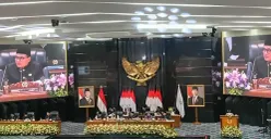 Ketua DPRD DKI Jakarta Suhud Alynudin saat memimpin rapat paripurna Memperingati Hari Ulang Tahun (HUT) ke-499 Kota Jakarta di gedung DPRD DKI Jakarta pada Senin, 22 Juni 2026. (Sumber: Poskota/M.Tegar Jihad)