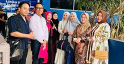 Jemaah jemaah umrah melaporkan penyelenggara perjalanan atas dugaan dugaan tindak pidana penipuan dan pemerasan ke Polda Metro Jaya, Kamis, 25 Juni 2026. (Sumber: Dok. Istimewa)