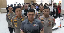 Kabid Humas Polda Jabar Kombes Pol Hendra Rochmawan (tengah) memberikan pernyataan kepada awak media di Mako Polres Cimahi, Minggu, 28 Juni 2026. (Sumber: Poskota/Gatot Poedji Utomo)