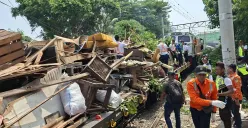 Petugas KAI dan unsur pemerintah menertibkan bangunan  liar di sepanjang bantaran rel Stasiun Pasarsenen–Pasar Gaplok, Jakarta Pusat. (Sumber: pt kereta api indonesia (kai))