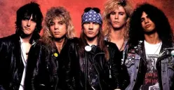 Guns N' Roses saat tampil di atas panggung. Band rock legendaris ini dijadwalkan kembali menggelar konser di Stadion Madya Gelora Bung Karno, Jakarta, pada 21 November 2026. (Sumber: Instagram)
