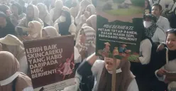 Ribuan relawan pekerja SPPG di Kabupaten Tangerang melakukan aksi unjuk rasa didepan Kantor Bupati Tangerang. (Sumber: Poskota/Veronica)