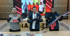 Dirreskrimum Polda Banten Kombes Pol Dian Setyawan didampingi Kabidhumas Kombes Pol Maruli Ahiles Hutapea dan Kasubdit III Jatanras Kompol Yeremia Iwo menunjukkan barang bukti. (Sumber: Poskota/Rahmat Haryono)