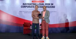 (kiri ke kanan) Direktur Legal dan Compliance Telkom Andy Kelana bersama Wakil Menteri Hukum Republik Indonesia Prof. Dr. Eddy O.S. Hiariej, S.H., M.Hum. (Sumber: Telkom Indonesia)