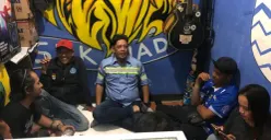 Anggota Viking Persib Club Distrik Sukajadi saat melakukan koordinasi internal. (Sumber: Poskota/Gatot Poedji Utomo)