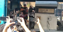 Dirresnarkoba Polda Banten Kombes Pol Wiwin Setiawan bersama Plt Kepala BNN Banten KRA Dinnar memasukan narkotika ke dalam mesin incenator boile. (Sumber: Poskota/Rahmat Haryono)