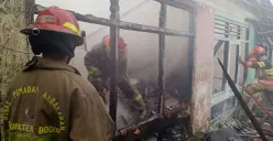 Petugas Damkar memadamkan api di sebuah rumah yang ditinggali ODGJ di wilayah Ciomas, Kabupaten Bogor. (Sumber: Dok. Damkar Bogor)
