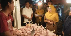 Bupati Pandeglang saat melakukan sidak harga pangan ke Pasar Badak Pandeglang. (Sumber: Poskota/Samsul Fatoni)