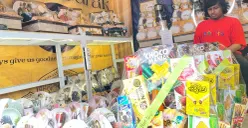 Fadilah pedagang parcel di Pasar Kembang Cikini, Jakarta Pusat, Kamis, 5 Maret 2026. (Sumber: Poskota/M Tegar Jihad)