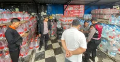 Pawas Polsek Cinere Ipda Djarot bersama Opsnal melakukan olah TKP di Gudang Cleo akibat laporan mobil operasional hilang dicuri. (Sumber: Dok. Polsek Cinere)