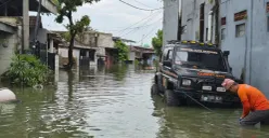 Banjir yang terjadi di Perumahan Villa Tomang Baru, Desa Gelam Jaya, Kecamatan Pasar Kemis, Kabupaten Tangerang, Minggu, 8 Maret 2026. (Sumber: Poskota/Veronica Prasetio)