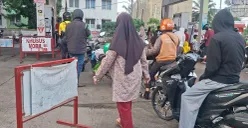 Antrian pembeli terjadi di SPBU 34.16414 Pasar Pucung Cilodong. (Sumber: Poskota/Angga Pahlevi)