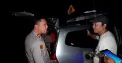 Kapolsek Tenjo, Iptu Hendrik membantu warga yang mobilnya mogok karena isi bensin dengan bahan bakar tercampur air, di Jalan Podomoro, Tenjo, Kabupaten Bogor, saat sedang patroli rutin selama bulan Ramadhan. (Sumber: Istimewa)