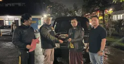 Polisi menyerahkan mobil pick up yang dicuri kepada pemiliknya di Mapolsek Ciawi, Kabupaten Bogor. (Sumber: Dok. Polsek Ciawi)