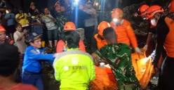 Petugas gabungan tengah melakukan evakuasi korban longsor longsor di Tempat Pengolahan Sampah Terpadu (TPST) Bantar Gebang. (Sumber: Dok. Basarnas Jakarta)