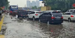 Genangan setinggi 20 centimeter merendam ruas Jalan Latumenten, Grogol Petamburan, Jakarta Barat, pada Senin, 9 Maret 2026 hingga menyebabkan kemacetan. (Sumber: Poskota/Pandi Ramedhan)