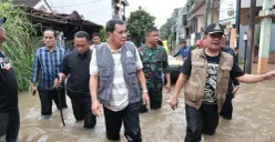 Bupati Tangerang, Maesyal Rasyid saat melakukan pemantauan banjir di Kecamatan Rajeg. (Sumber: Poskota/Veronica Prasetio)