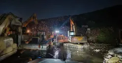 Petugas gabungan tengah melakukan evakuasi korban longsor longsor di Tempat Pengolahan Sampah Terpadu (TPST) Bantar Gebang. (Sumber: Dok. DLH Jakarta)