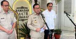 Gubernur Jakarta Pramono Anung saat menyampaikan terkait pemberian santunan bagi korban longsor sampah Bantargebang di Balai Kota DKI Jakarta, Senin, 9 Maret 2026. (Sumber: Poskota/M Tegar Jihad)