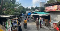 Kondisi ruas jalan menuju Stasiun Rawa Buaya, Cengkareng, Jakarta Barat, terpantau sudah surut dari banjir, Senin, 9 Maret 2026. (Sumber: Poskota/Pandi Ramedhan)