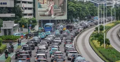 Sejumlah pengendara terjebak kemacetan saat jam pulang kerja pada bulan Ramadan di Jalan Jendral Sudirman, Jakarta Selatan, Selasa, 3 Maret 2026. (Sumber: Poskota/Bilal Nugraha Ginanjar)