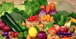 Aneka buah seperti pisang, semangka, kurma, dan alpukat menjadi pilihan menu sahur sehat yang membantu menjaga energi dan hidrasi tubuh selama berpuasa. (Sumber: Pinterest)