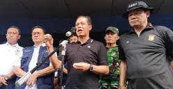 Menteri LH, Hanif Faisol Nurofiq saat ditemui awak media di Pasar Kramat Jati, Jakarta Timur, Rabu, 11 Maret 2026. (Sumber: Poskota/Ali Mansur)