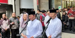 Gubernur Jakarta Pramono Anung saat menyampaikan pernyataan kepada awak media mengenai PLTSa di Pasar Tanah Abang, Jakarta Pusat, Kamis, 12 Maret 2026. (Sumber: Poskota/M. Tegar Jihad)
