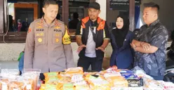 Kapolres Cimahi, AKBP Niko N Adi Putra turun langsung dalam kegiatan Gerakan Pangan Murah, di Mako Polres Cimahi, Jalan Amir Machmud, Jumat 13 Maret 2026. (Sumber: Poskota/Gatot Poedji Utomo)