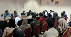 Pemkot Jakbar memfasilitasi pertemuan untuk mencari solusi atas persoalan sertifikat warga Apartemen City Park, Jumat, 13 Maret 2026. (Sumber: Poskota/Pandi Ramedhan)