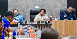 Wamendagri Ribka Haluk saat memimpin Rapat Koordinasi Perkembangan Situasi Keamanan di Ruang Rapat Bupati Jayawijaya, Wamena, Papua Pegunungan. (Sumber: Puspen Kemendagri)