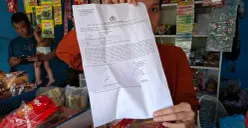 Pemilik Toko Sembako menunjukan laporan polisi setelah menjadi korban pencurian. (Sumber: Poskota/Angga)