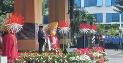 Potret Gubernur DKI Jakarta, Pramono Anung saat memimpin upacara peringatan Hari Kesaktian Pancasila di Balai Kota DKI Jakarta, Kamis, 1 Oktober 2026. (Sumber: Poskota/Syifa)