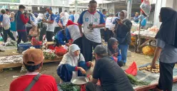 ASN Kota Bekasi berbelanja di Pasar Baru dalam Kegiatan Gebrak Pasar. (Sumber: Poskota/Dini Aghnny Khoiriyah)