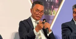 Dino Patti Djalal memberikan tanggapan terkait reshuffle Menlu Sugiono dalam konten video Instagram pribadinya. (Sumber: Dok. Instagram/@dinopattidjalal)