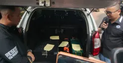 Polisi menyita mobil berisi alat fake BTS untuk menyebarkan SMS palsu di Mapolda Metro Jaya, Jakarta Selatan, Jumat, 2 Oktober 2026. (Sumber: Poskota/Ali Mansur)