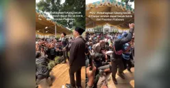 Momen Bupati dan pejabat Cianjur nyawer tukang becak saat bagi-bagi sepeda listrik, Kamis (01/10/2026) (Sumber: Dok. Threads/@zizekian.malang)