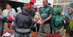 Wali Kota Bekasi, Tri Adhianto berbelanja di Pasar Baru dalam Kegiatan Gebrak Pasar. (Sumber: Poskota/Dini Aghnny Khoiriyah)