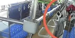 Ilustrasi penumpang KRL Commuter Line saat berada di dalam gerbong. Polisi menangkap pria berinisial IJ yang diduga mencuri tas penumpang dengan modus menyayat tas menggunakan pisau kecil. (Sumber: Instagram/@resmob_pmj)
