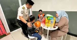 Warga binaan Lapas Kelas IIA Salemba bertemu dan berinteraksi langsung dengan anak dalam layanan kunjungan tatap muka khusus anak. (Sumber: Istimewa)