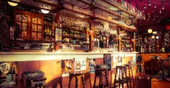 Rekomendasi bar di Jakarta Selatan dengan berbagai konsep, dari speakeasy dan cocktail bar hingga rooftop dengan suasana malam ibu kota. (Sumber: Wikimedia Commons)
