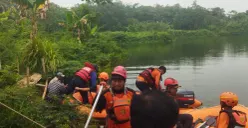 Tim SAR saat melakukaan evakuasi korban. (Sumber: Istimewa)