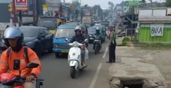 Polantas Polsek Bojongsari dalam mengurai kemacetan parah di Jalan Raya Parung - Ciputat, akibat adanya truk terguling, Minggu, 4 Oktober 2026. (Sumber: Polsek Bojongsari)