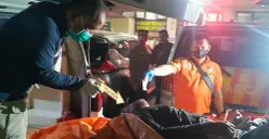 Petugas Inafis Polres Metro Depok  melakukan pemeriksaan pada jasad korban sebelum dibawa ke RS Polri Kramat Jati. (Sumber: Humas Polres Metro Depok)