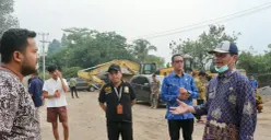 Tim Satgas Pengawasan dan Pemantauan Pertambangan Pemerintah Kabupaten (Pemkab) Serang meninjau aktivitas tambang atau galian pasir darat (galian C) di Kecamatan Pabuaran. (Sumber: Kominfo Pemkab Serang)