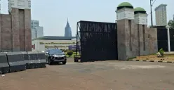 Situasi keadaan di depan gerbang utama gedung DPR / MPR, Senin, 5 Oktober 2026. (Sumber: Poskota/Angga)