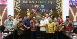 Ketua DPRD DKI Jakarta, Suhud Alynudin (tengah) bersama Badan Legislasi (Baleg) DPR RI di Jakarta, Jumat, 2 Oktober 2026. (Sumber: Istimewa)